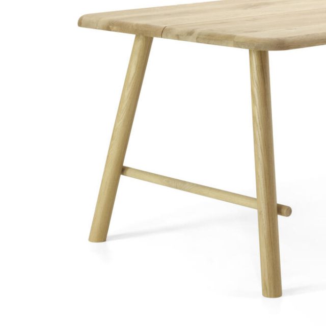 Pöydän pyöreä puujalka vinotuella tammi