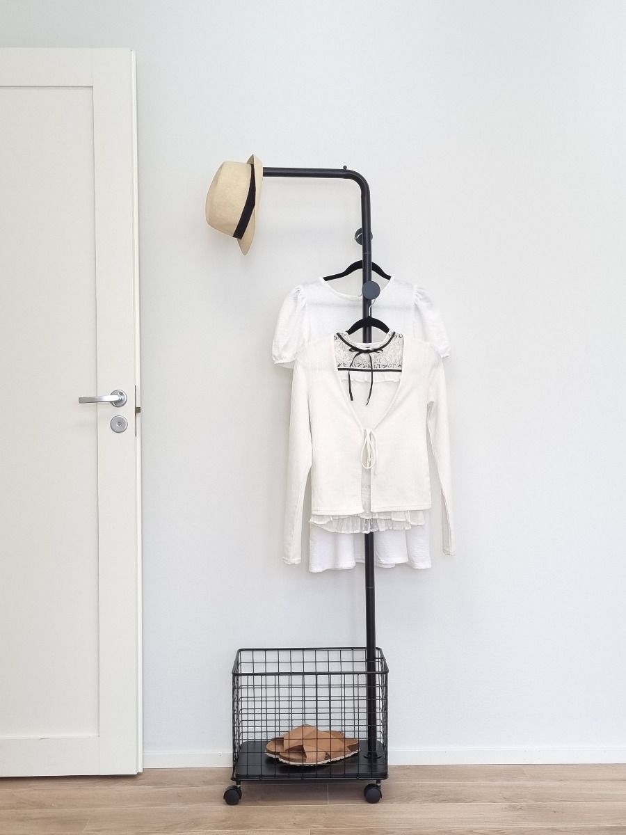 Domo vaateteline pyörillä musta