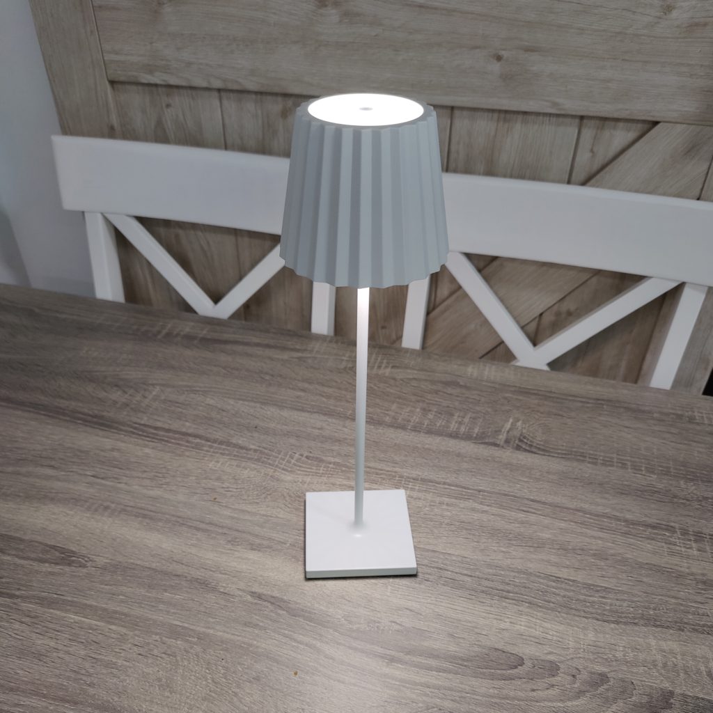 K2 pöytävalaisin Sisä- ja ulkokäyttöön musta ja valkoinen - Image 3