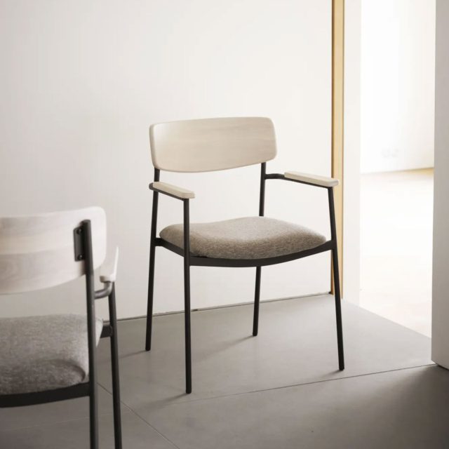 Maymont tuoli käsinojilla